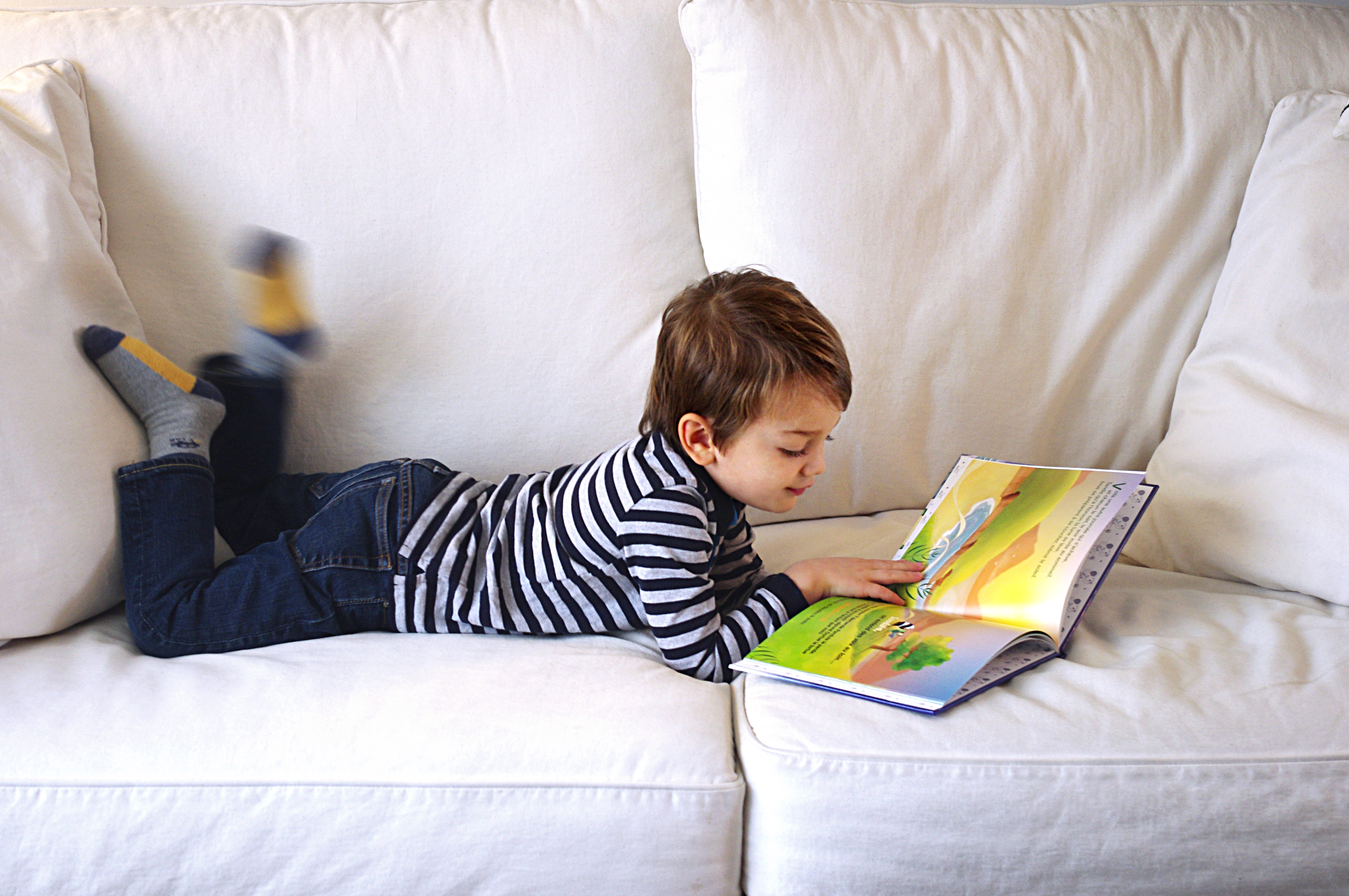 Clément lit un livre bonne nuit