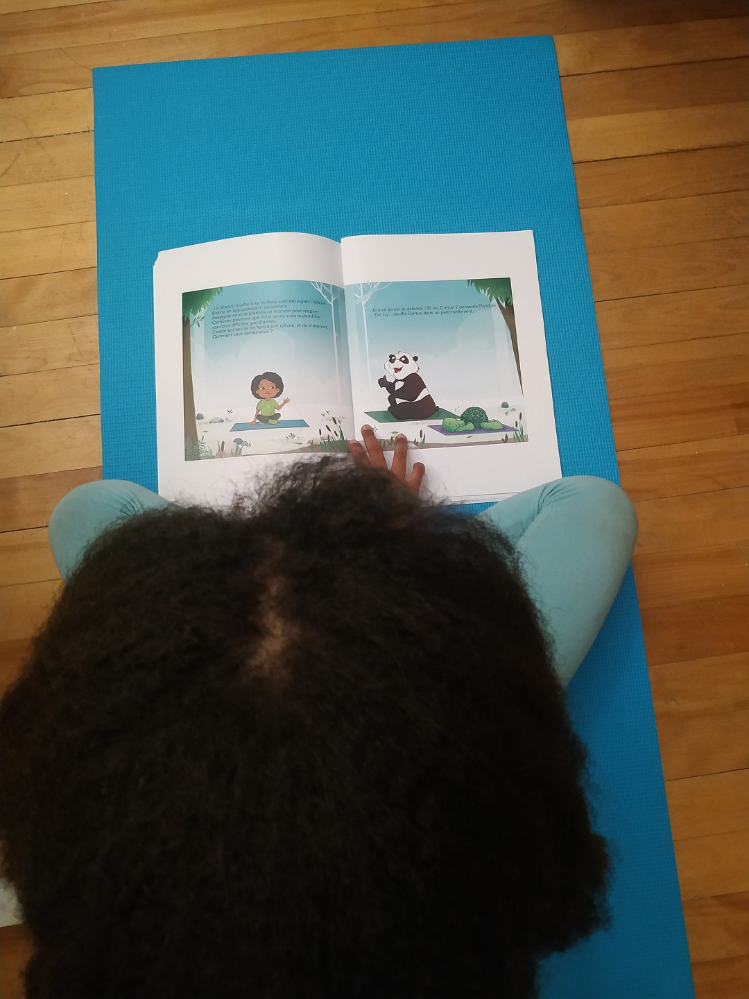 Sakina lit un livre Yoga