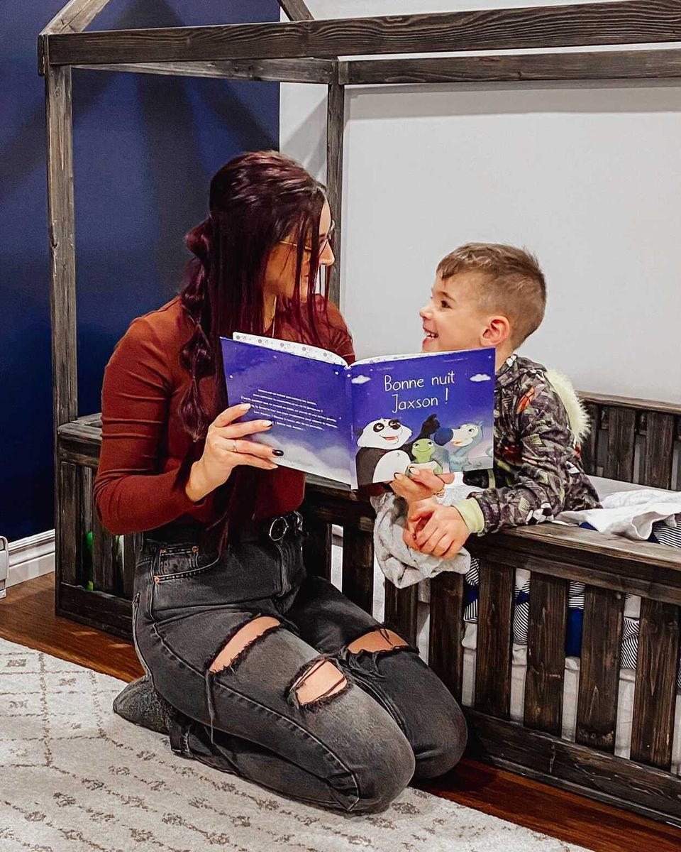 Lire un livre le soir Doupando Lire un livre le soir Doupando